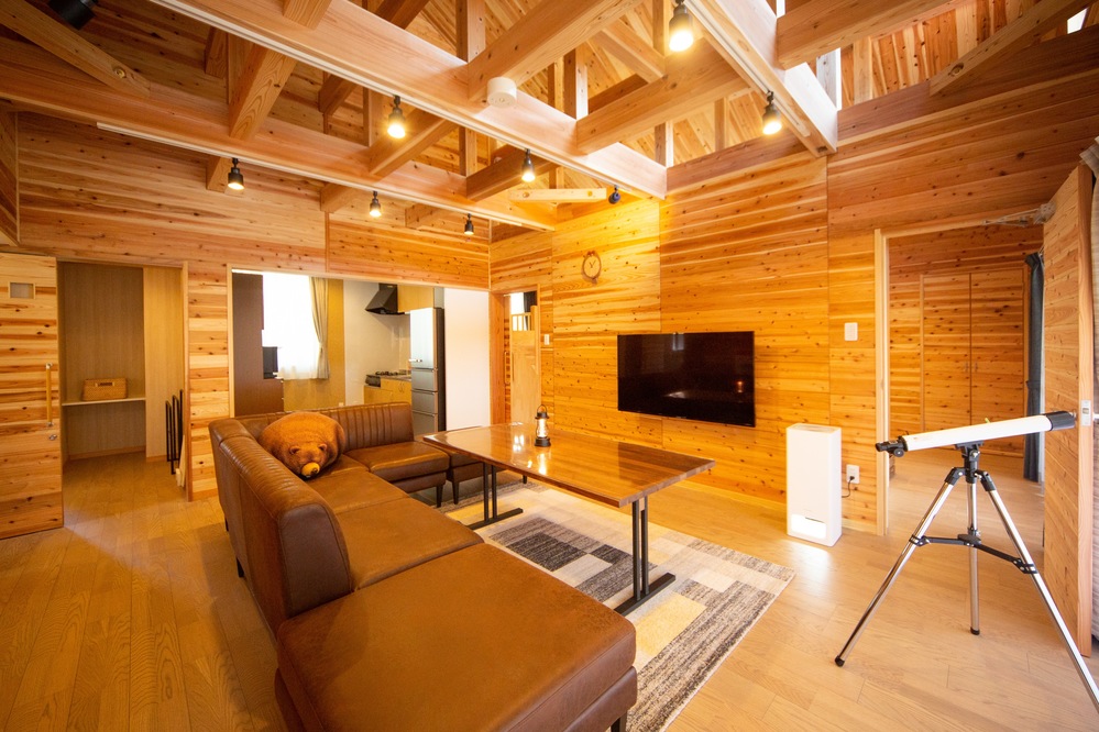 島根・松江産の木材を贅沢に使用した内装です。※ソファなどの家具はお部屋によって異なります